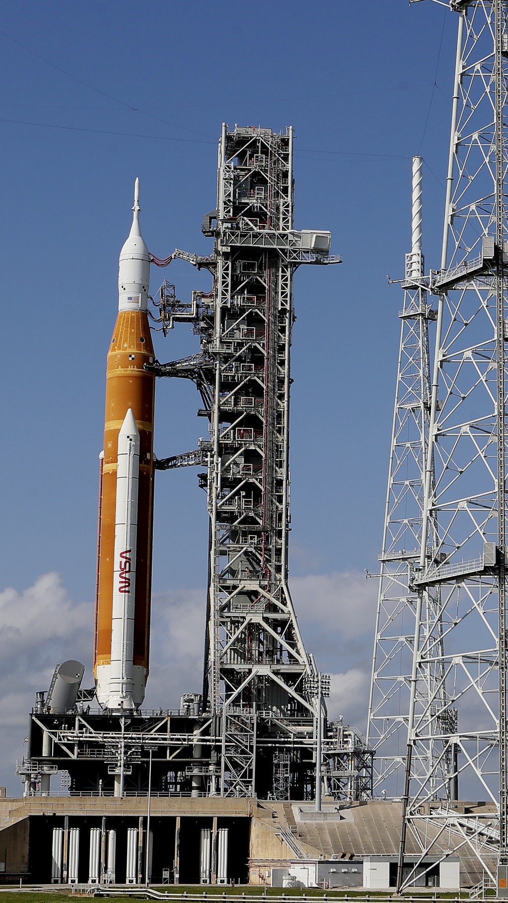 登月火箭已于本月4日被运往位于佛罗里达州的甘乃迪太空中心发射台。AP