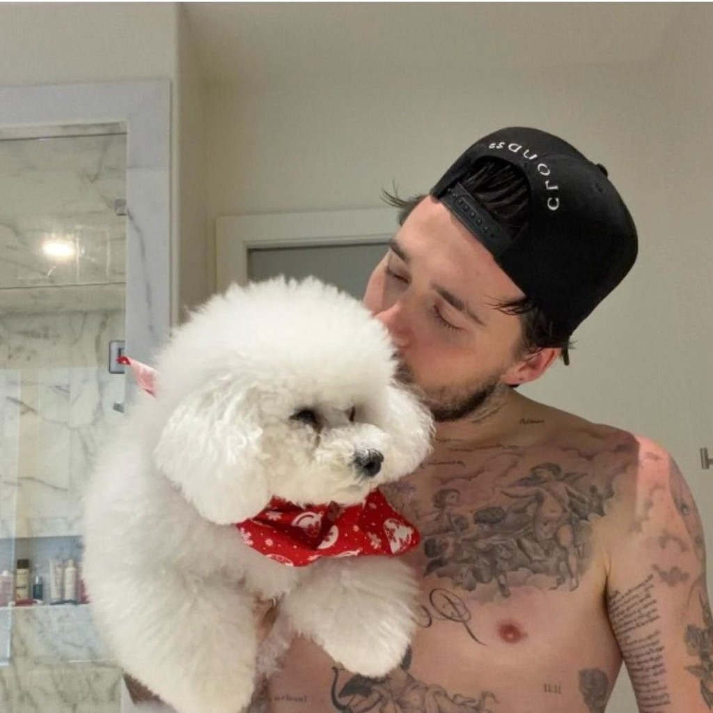 Brooklyn之前除去在心口向母親Victoria致敬的紋身。 Brooklyn之前除去在心口向母親Victoria致敬的紋身。