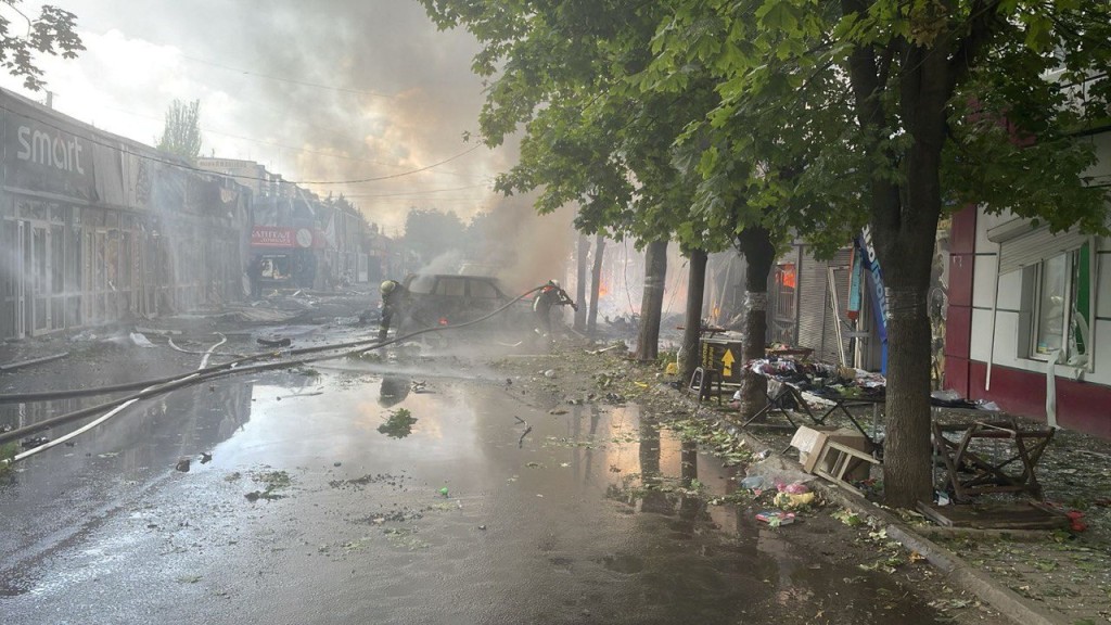 康斯坦丁尼夫卡消防员赶至现场救援。 路透社