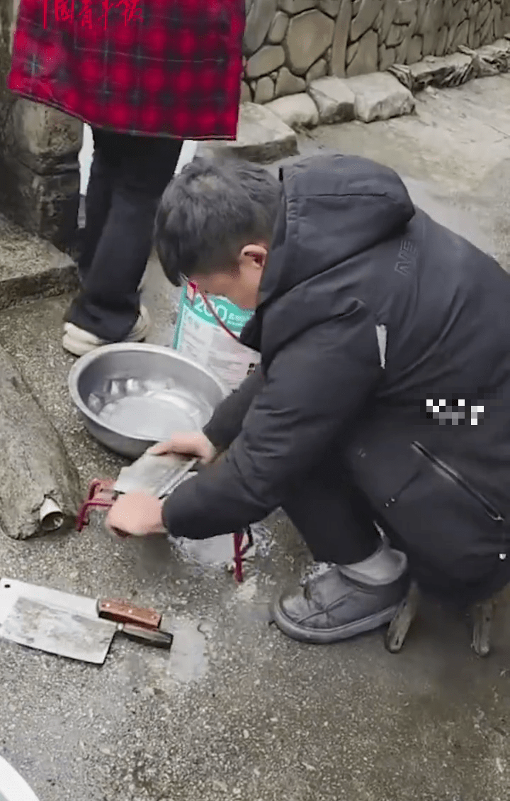 主人起勁在磨刀。 中國青年報