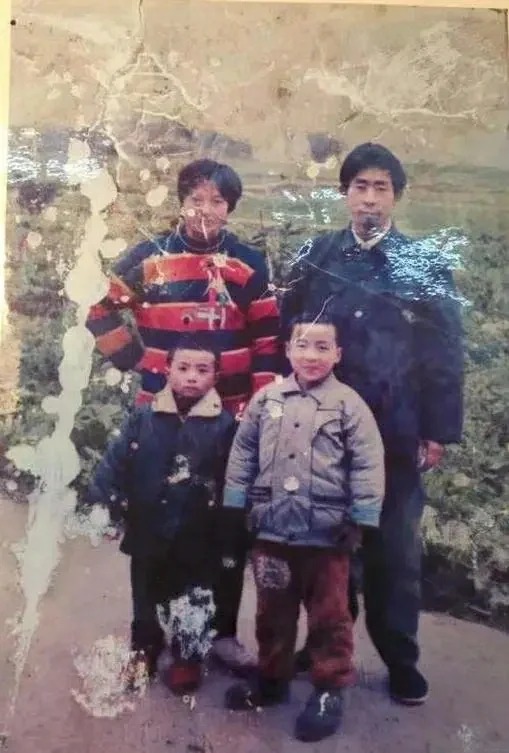 赵永勇凭一碟折耳根唤起来自四川的记忆,找回生父兼为母报仇。 赵永勇凭一碟折耳根唤起来自四川的记忆,找回生父兼为母报仇。