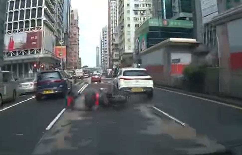 電單車翻側。fb香港突發事故報料區影片截圖