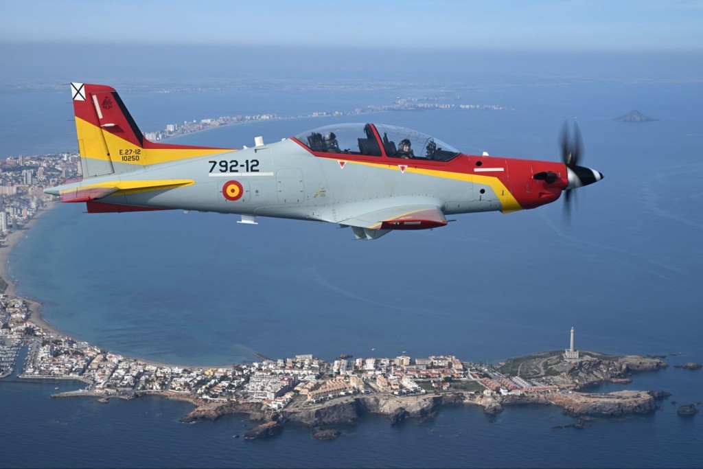 蕾奥诺驾驶Pilatus PC-21 教练机于空中飞行，成功完成单独飞行任务。X@CasaReal