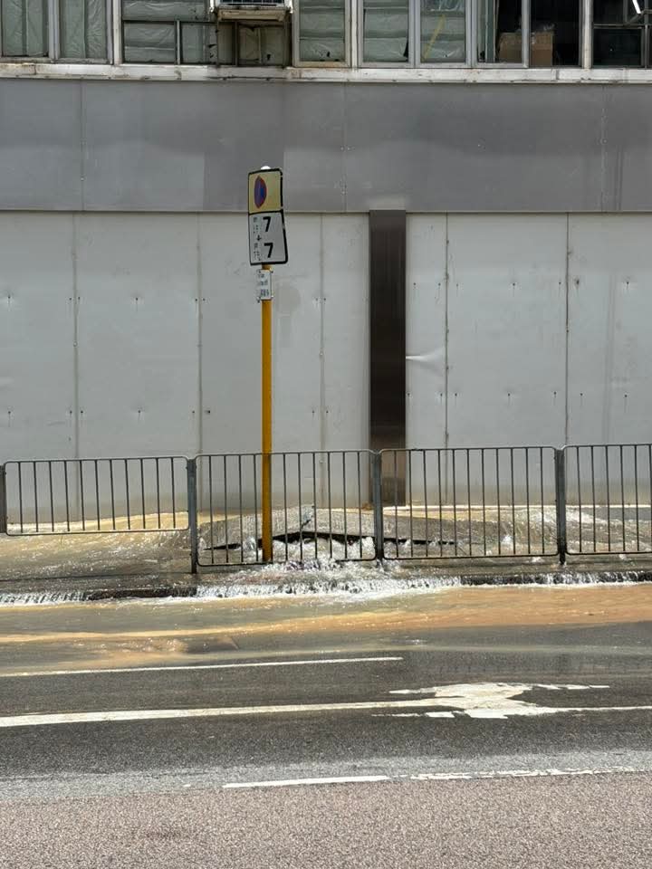 路面爆裂。青衣街坊吹水會