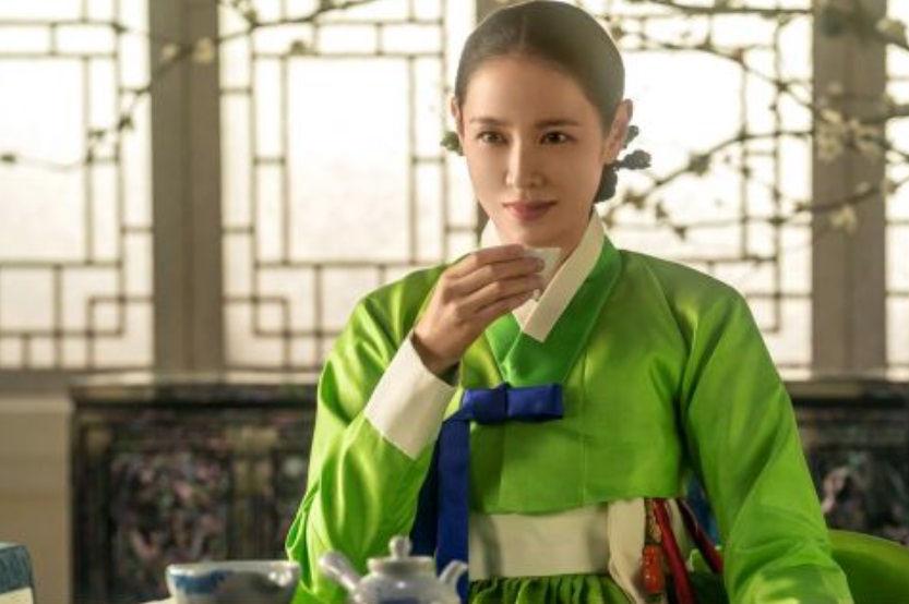 孫藝珍在《醜聞》中，扮演工於心計又性感誘人的趙氏夫人。