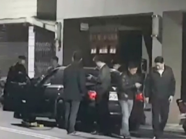 大批警員在死者車上搜證調查。 網圖