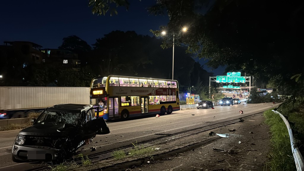 一輛私家車懷疑收掣不及撞樹。網上圖片
