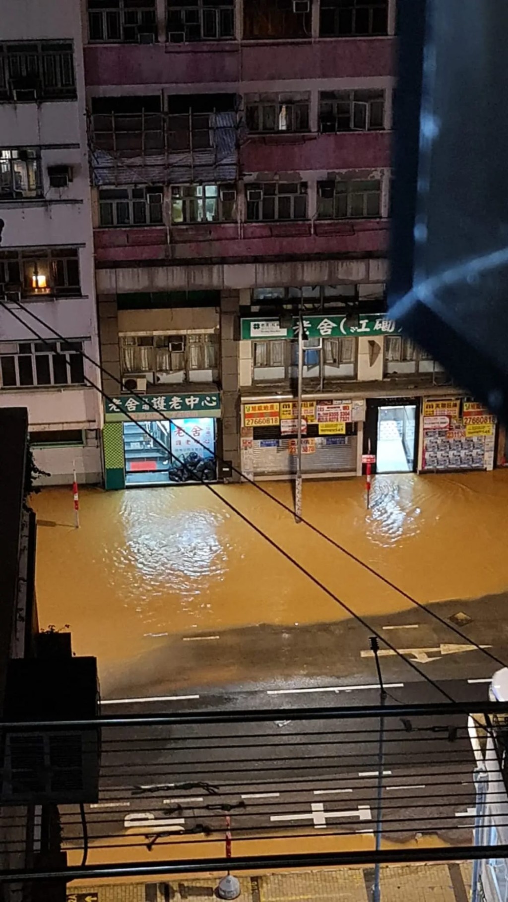 漆咸道北一帶馬路被黃泥水淹沒。（Facebook土瓜灣之友影片截圖）