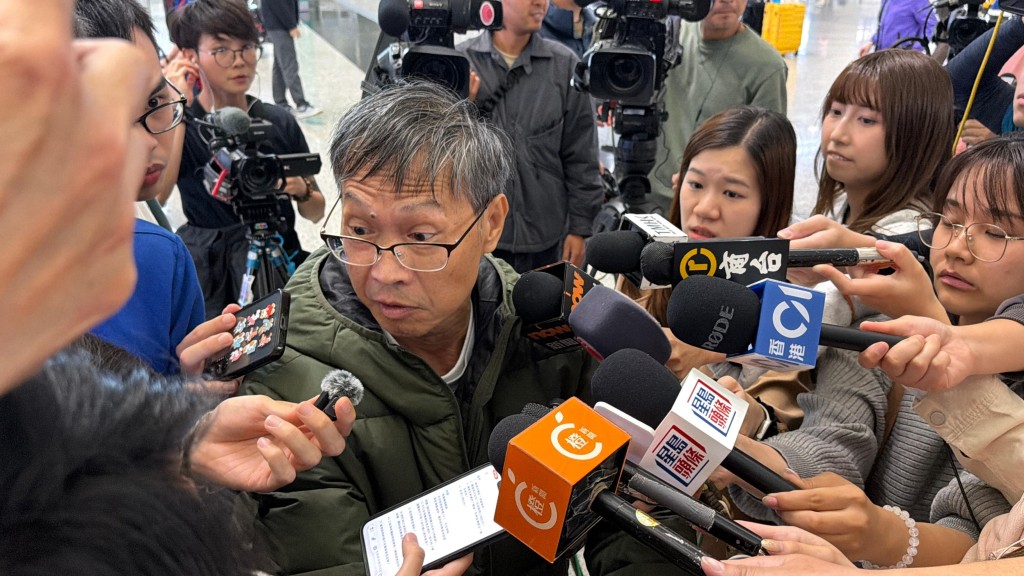 市民余先生與太太到機場接機。 市民余先生與太太到機場接機。