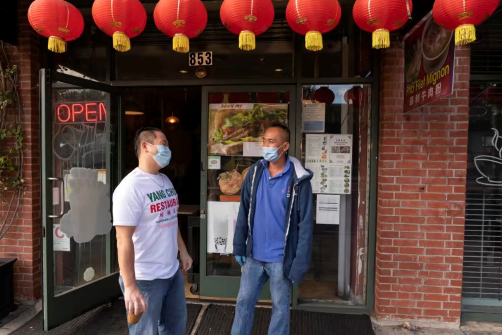 洛杉矶一家川菜馆在疫情首年接获恶作剧电话讽刺中国人吃狗肉。 资料图片