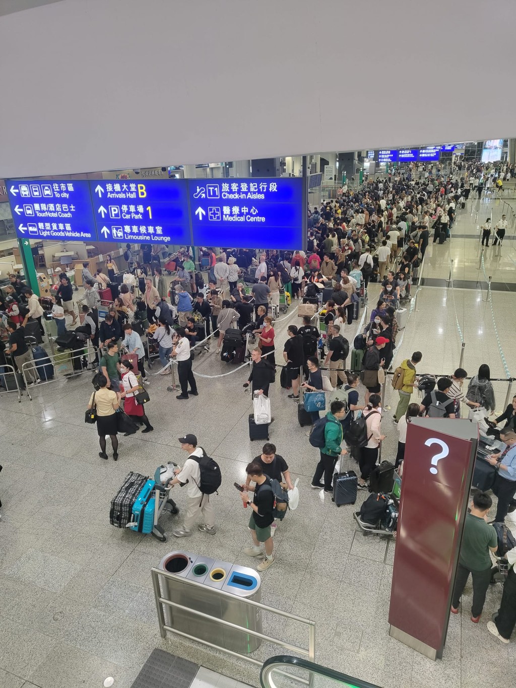 大批遊客周日晚上被迫滯留在機場，等候的士超過3個小時，抱怨本港的士供應不足。（香港機場實況討論區）