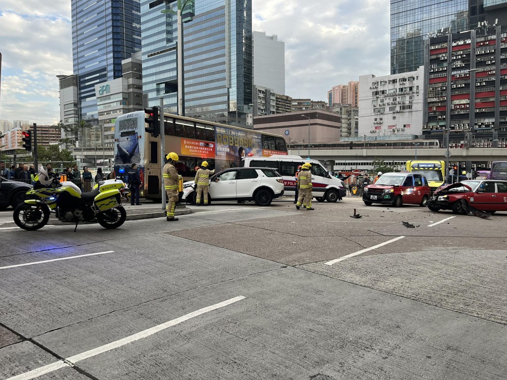 一輛私家車與兩輛的士於牛頭角道及康寧路交界發生相撞。網上圖片 一輛私家車與兩輛的士於牛頭角道及康寧路交界發生相撞。網上圖片
