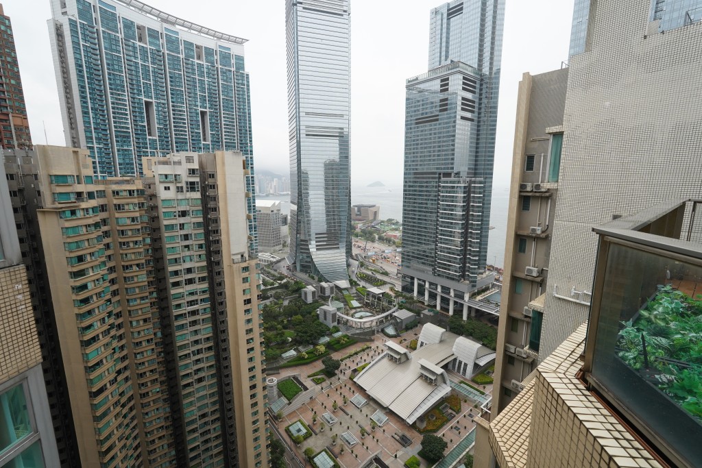 單位位於高層，廳房均可俯瞰市景及部分海景。