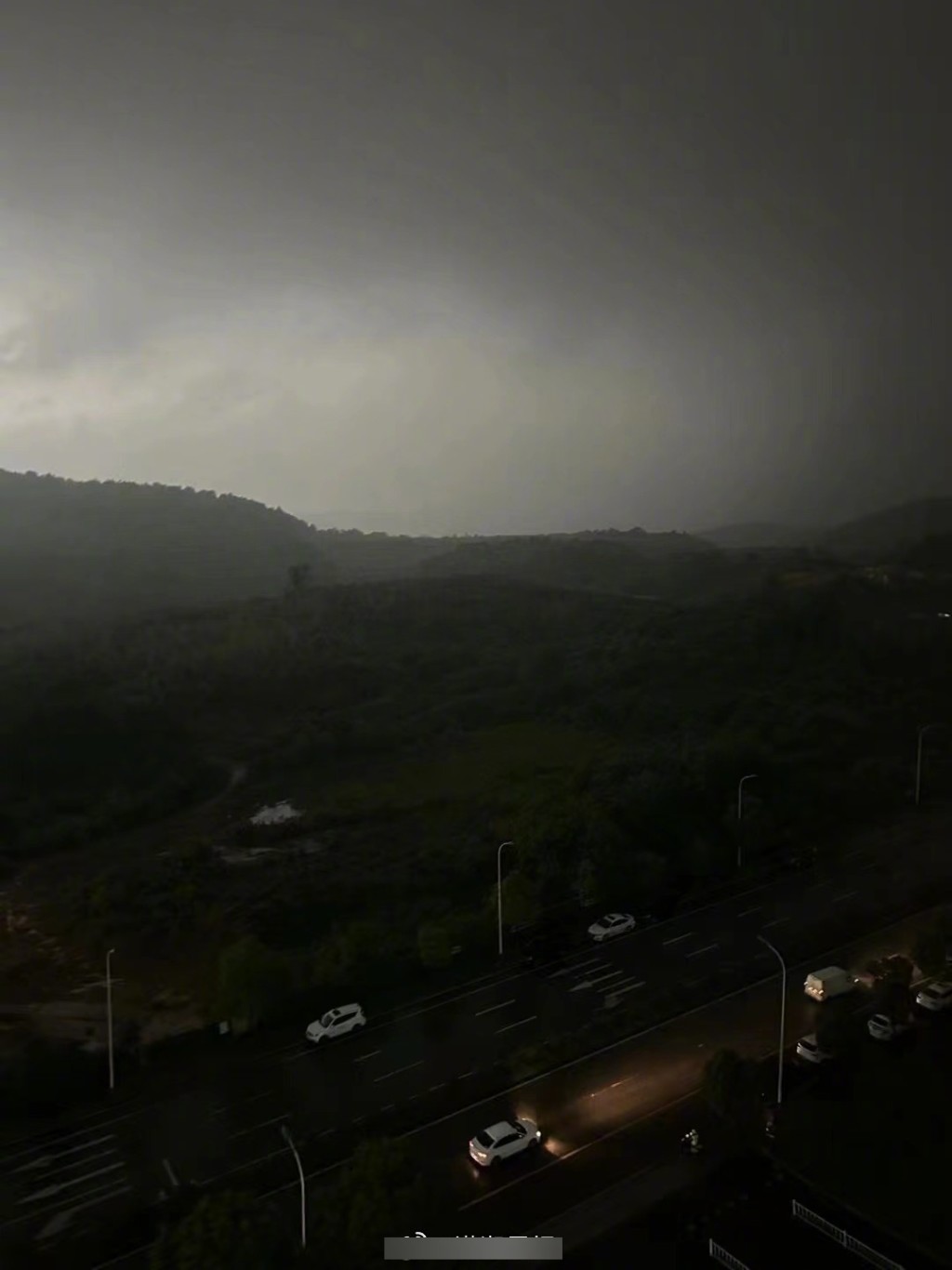 湖南长沙今午受雷暴雨天气影响，出现天空一秒变黑情况。