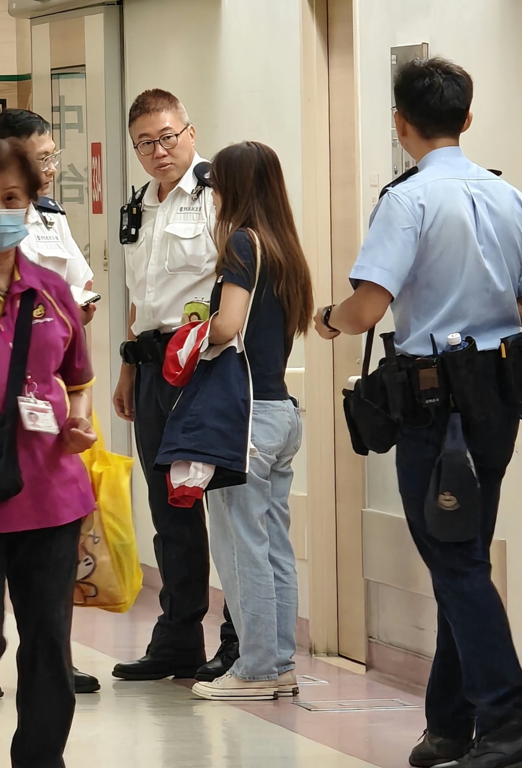 少年的母親陪同送院。黃文威攝