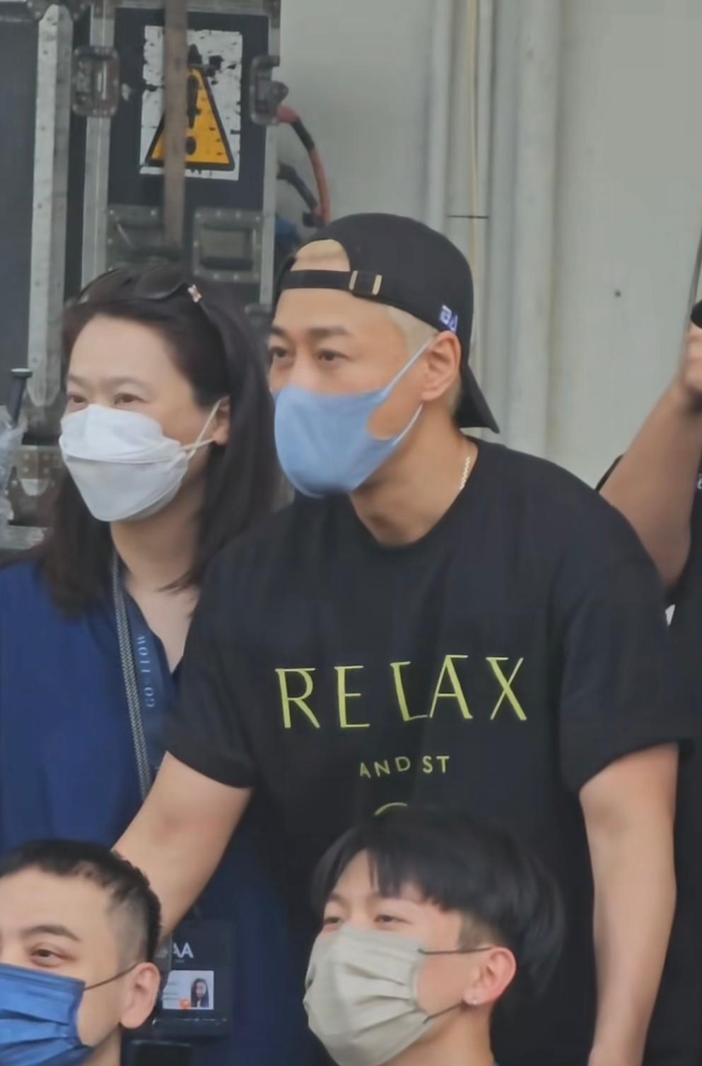 拜神儀式上,林峯不斷向Fans揮手,之後又為支持者簽名。 拜神儀式上,林峯不斷向Fans揮手,之後又為支持者簽名。