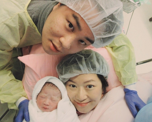 容海恩剖腹生B女。