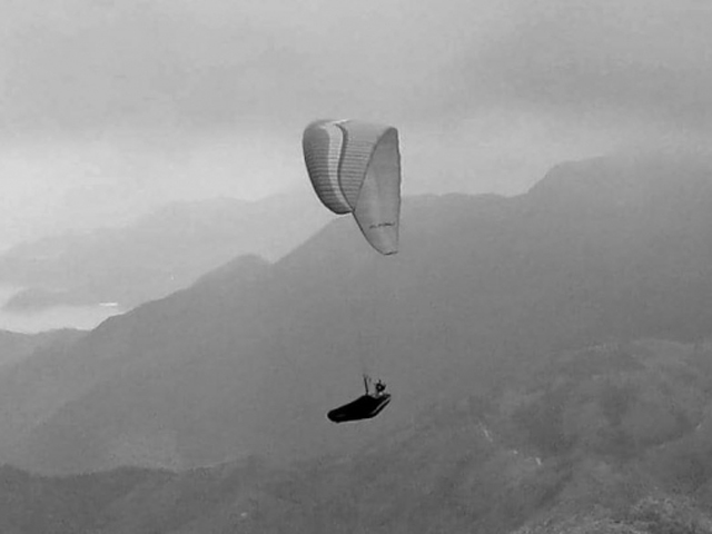 香港滑翔傘協會上載一張鍾旭華玩滑翔傘的黑白照作悼念。香港滑翔傘聯會fb圖片