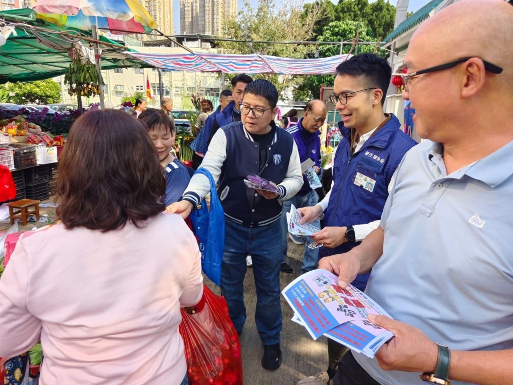 人員向居民派發防盜宣傳單張，提醒市民加強家居保安措施。