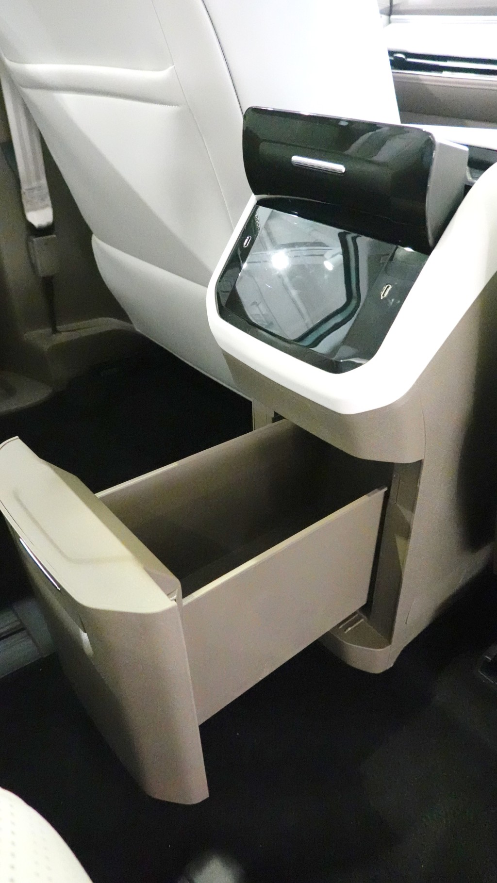 上汽大通Maxus Mifa 7香港版以大型儲物箱取代了內地版的電冰箱。