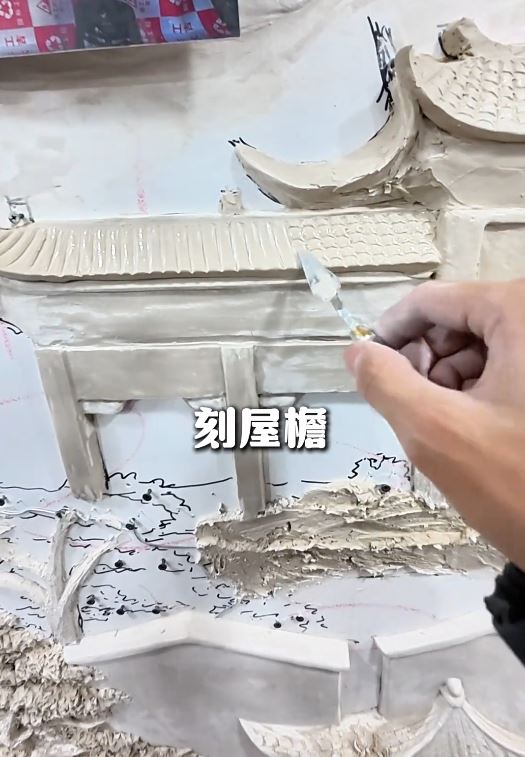 「狼尾兄弟」憑細膩、立體感強烈的浮雕壁畫成功創業。抖音@狼尾兄弟的浮雕VLOG