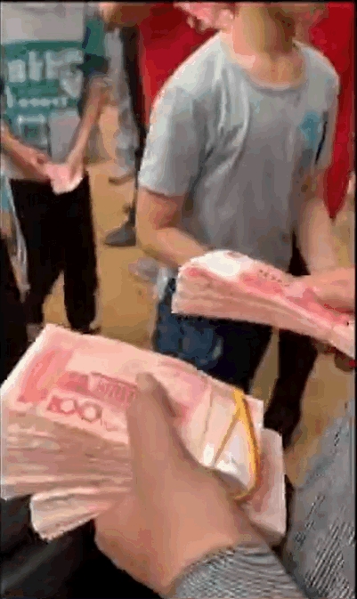 人們排隊笑逐顏開地領錢。網圖