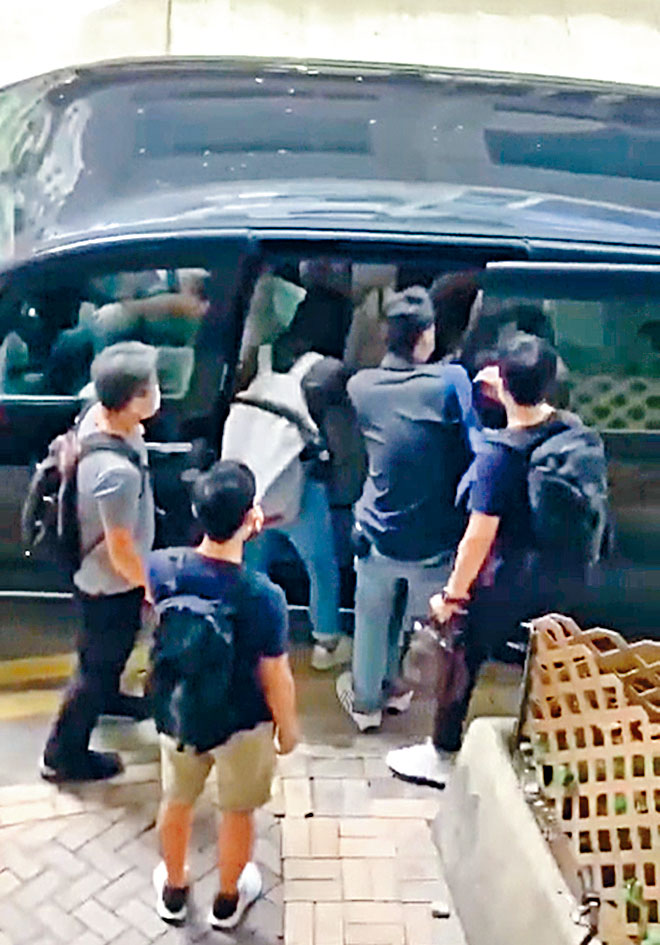 ■警方前日在灣仔帶走女疑犯時,被人抹黑「綁架」市民。