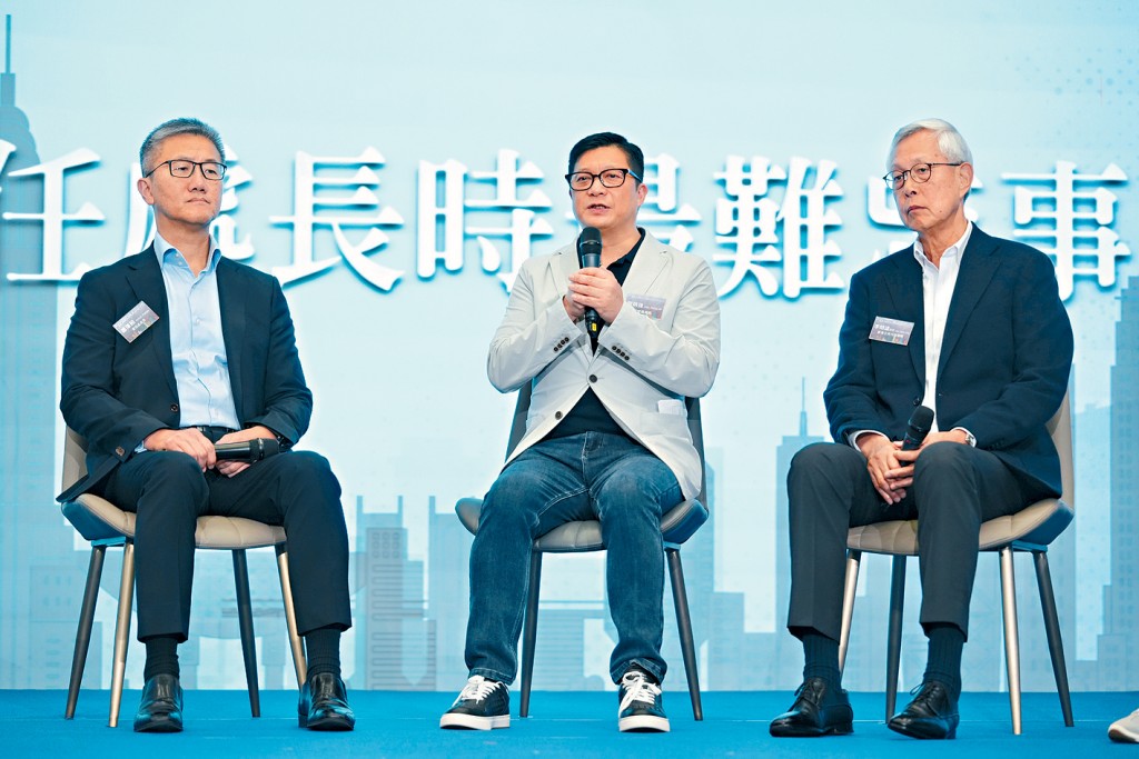 警務處昨日舉行「港島總區國安傳承分享日」，三任警隊「一哥」蕭澤頤（左）、鄧炳強（中）及李明逵（右）出席。