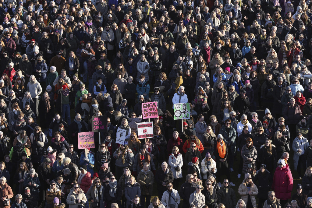 冰岛女性全国罢工争取女性工资平等。美联社