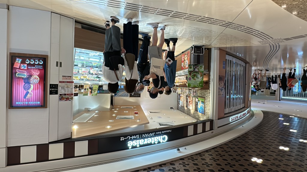 康城各大食肆及零售店迫满人潮。(刘汉权摄) 康城各大食肆及零售店迫满人潮。(刘汉权摄)