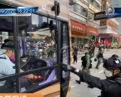 警員事發時截停巴士。警方直播截圖