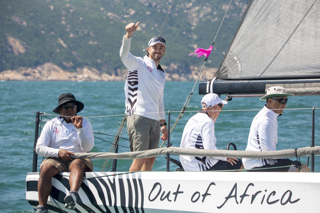 亚运银牌得主贝俊龙（左二） 代表“Out of Africa号”参赛， 最终船队在“IRC 竞赛1组” 夺银。图片由香港游艇会提供