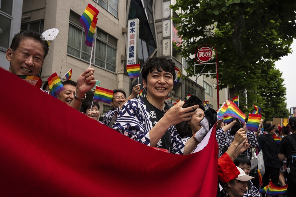 游行者兴高采烈。美联社 游行者兴高采烈。美联社