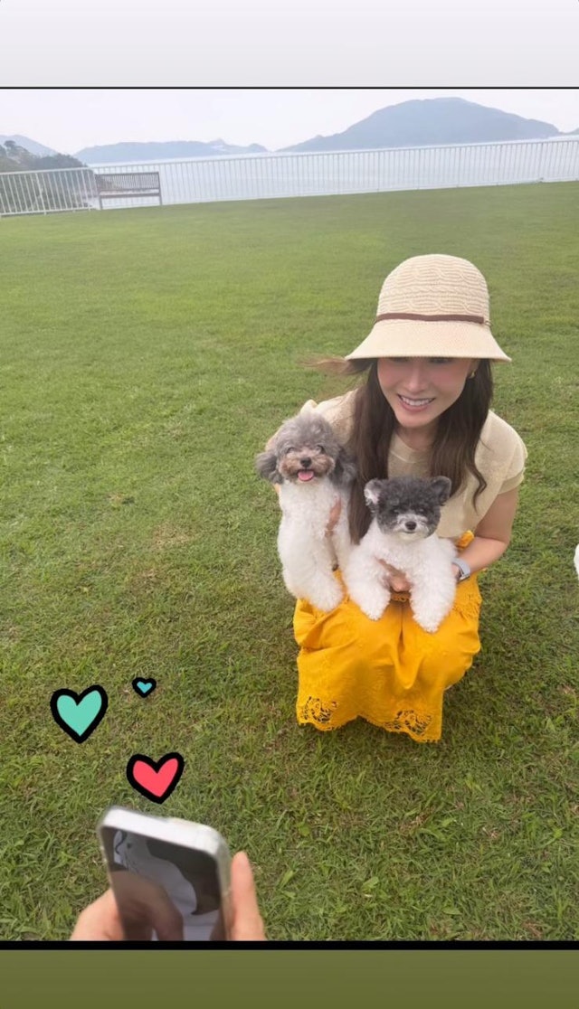 日前,李嘉欣在IG Story中分享了一張與愛犬的合照,意外曝光其豪宅後花園的景觀,相當震撼。 日前,李嘉欣在IG Story中分享了一張與愛犬的合照,意外曝光其豪宅後花園的景觀,相當震撼。