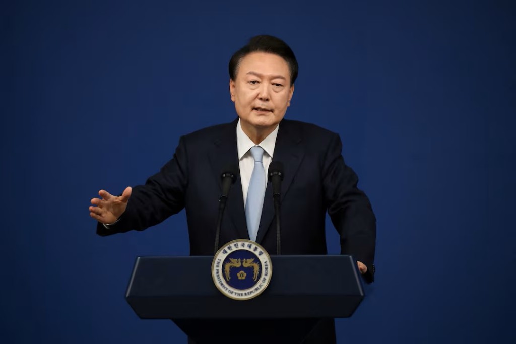 尹锡悦颁下的戒严令仅能维持6小时，即被国会全票推翻。路透社