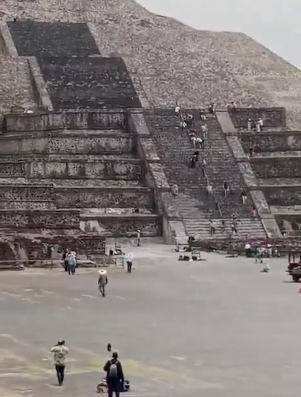 据当地新闻媒体发布的片段显示，一名男子手持枪械站在其中一座金字塔顶部，现场传出多声枪响。游客闻声惊慌失措，纷纷拔足跑下金字塔或找寻掩护走避。