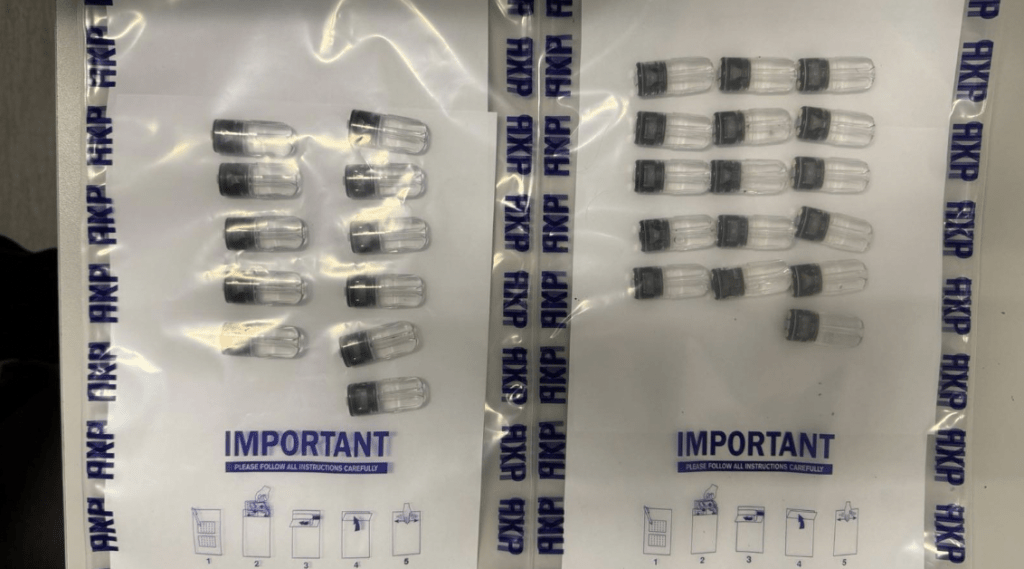 牛頭角德朗邨可疑私家車遇查,警檢27粒依托咪酯煙彈。警方圖片 牛頭角德朗邨可疑私家車遇查,警檢27粒依托咪酯煙彈。警方圖片