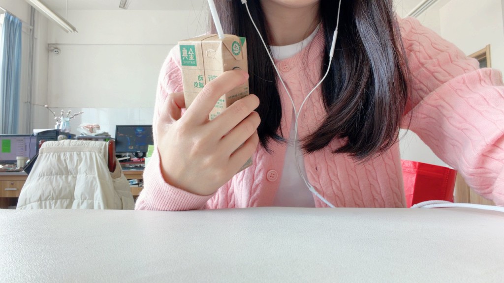 中外红人加持下令有线耳机翻红。微博