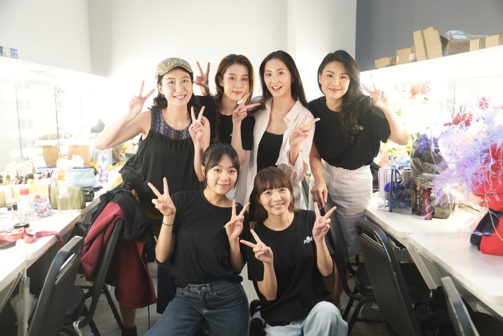 《大龍鳳》女將：後排：黃詩詠、李玗蓁、 趙君瑜、何嘉莉 前排：許月湘、吳冰。