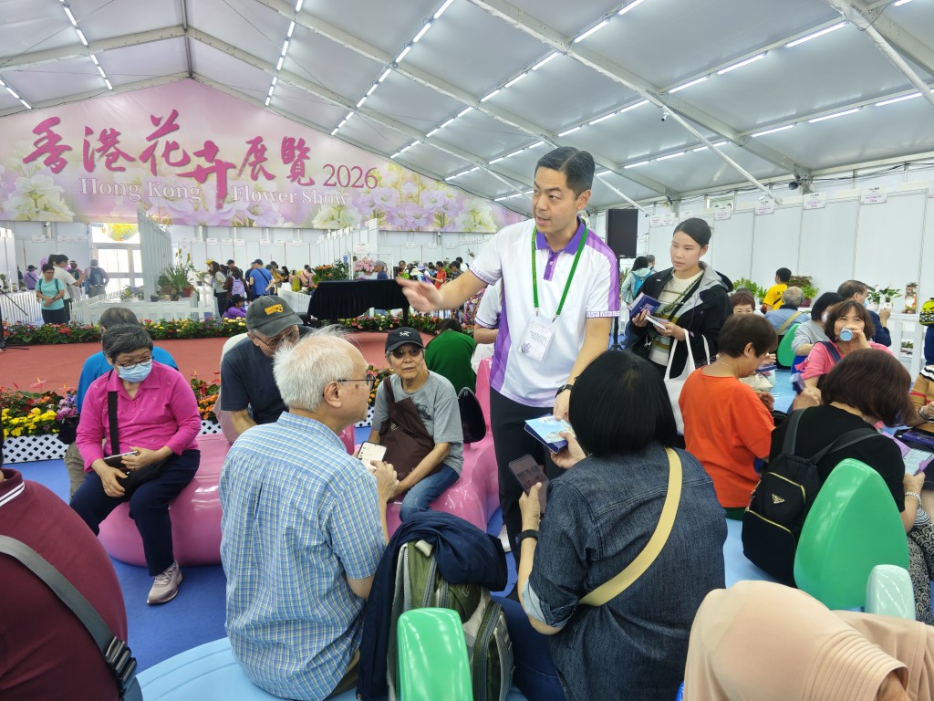 警務處助理處長（國家安全）郭嘉銓向市民講解國安知識。