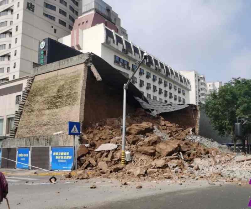 救援人員到場搜救是否有人被困。網圖