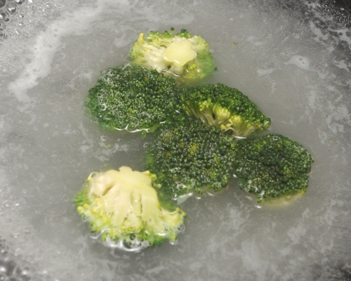 西蘭花、椰菜花花穗較多，葉瓣裡很容易藏農藥和菜蟲。資料圖片