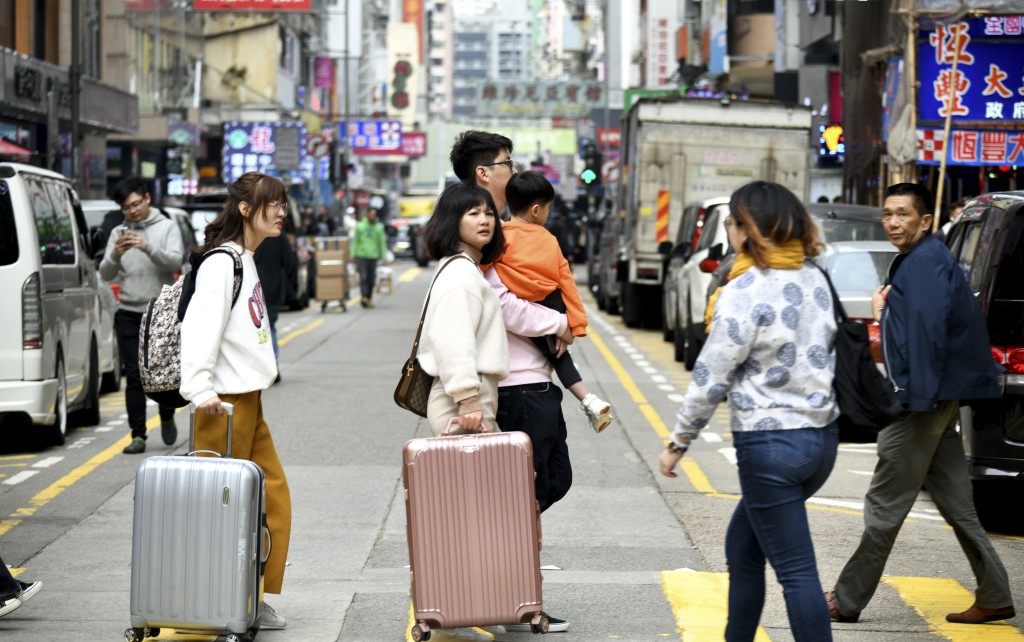 内地客在港继续绝迹，游客区人流仍然稀疏，往日大做内地客生意的情景未复。资料图片