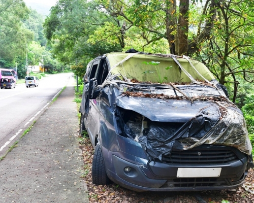 近年棄置車輛問題未見改善。 政府圖片