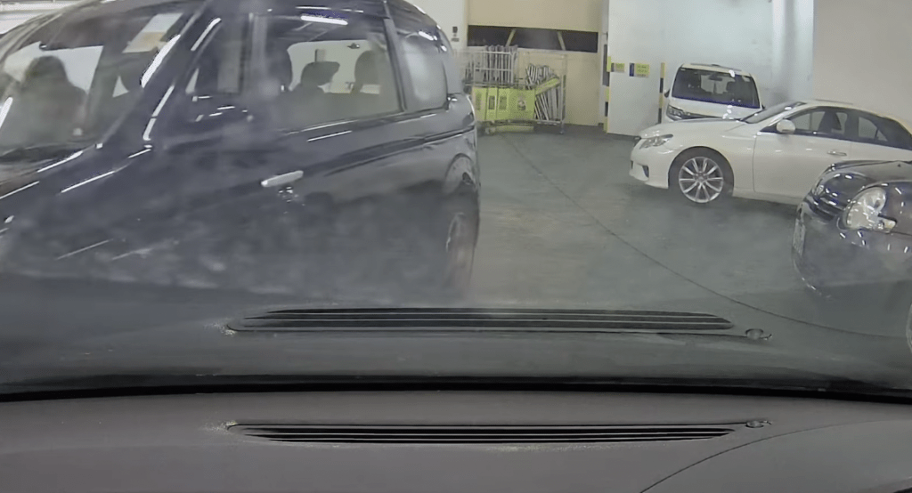 女司機救車不果,連人帶車撞向保安更亭。 女司機救車不果,連人帶車撞向保安更亭。