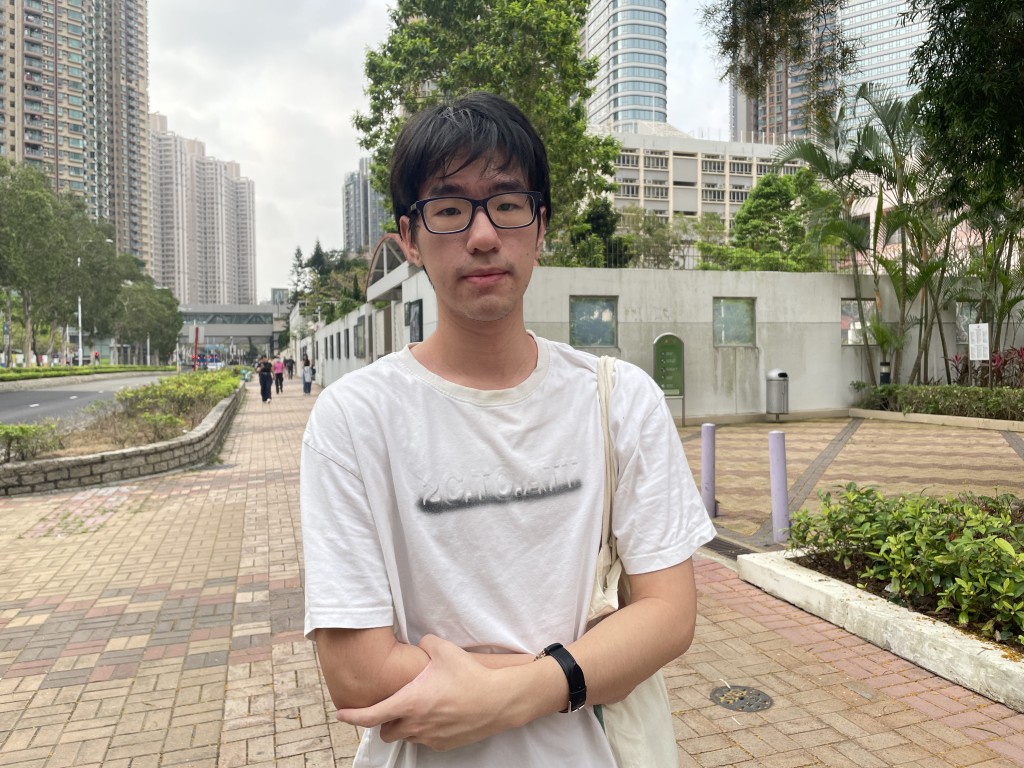 黄同学轻装上阵,目标英文科取得第5级以上成绩。 郑丹桦摄 黄同学轻装上阵,目标英文科取得第5级以上成绩。 郑丹桦摄