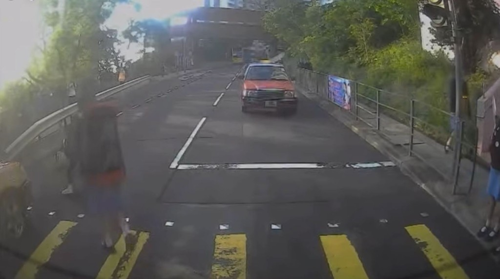 被撞女學生自行爬起身。fb車cam L（香港群組）影片截圖