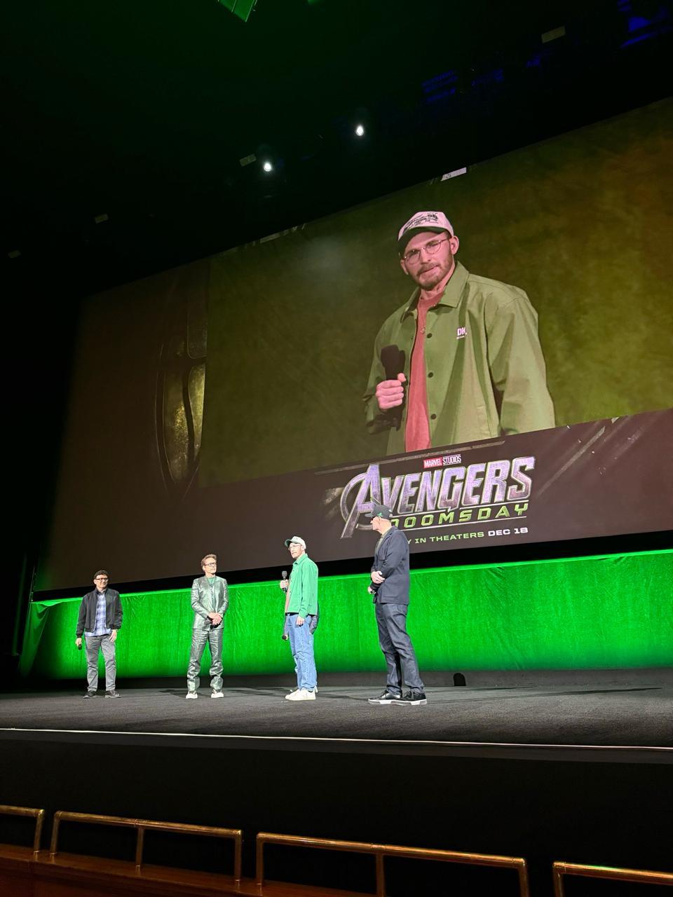 基斯在台上搞笑指討厭羅拔，因為他是末日博士。