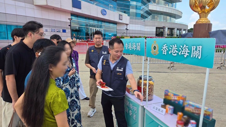 海关在全港多个旅游购物热点加强巡查及宣传。海关提供