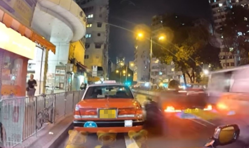 私家車在的士與貨Van之間「揳車罅」衝過，撞及的士車門。fb車cam L（香港群組）影片截圖